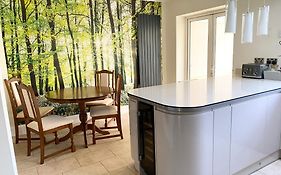 Spacious Five-Bedroom House Close To York Centre - Orchid House